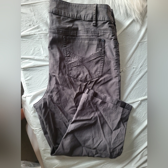 Reitmans Women's Dark Gray Capris , Size 14 Petite (34) - Picture 5 of 6